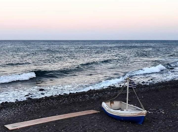 Located By The Sea One Beachfront Private Captain Lazaros Pool Villa With Loft In 750Sqm Spacious Private Plot-Jacuzzi-Sunrelax-Furnished Terace-Gazebo-Private Parking,Sleep 3 Adults And 2 Children, Just Steps From The Black Beach-Seaview Perissa (Santorini) Exterior foto
