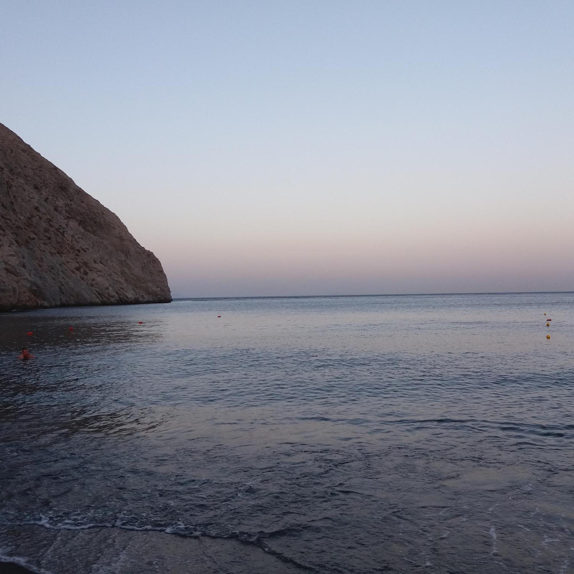 Located By The Sea One Beachfront Private Captain Lazaros Pool Villa With Loft In 750Sqm Spacious Private Plot-Jacuzzi-Sunrelax-Furnished Terace-Gazebo-Private Parking,Sleep 3 Adults And 2 Children, Just Steps From The Black Beach-Seaview Perissa (Santorini) Exterior foto